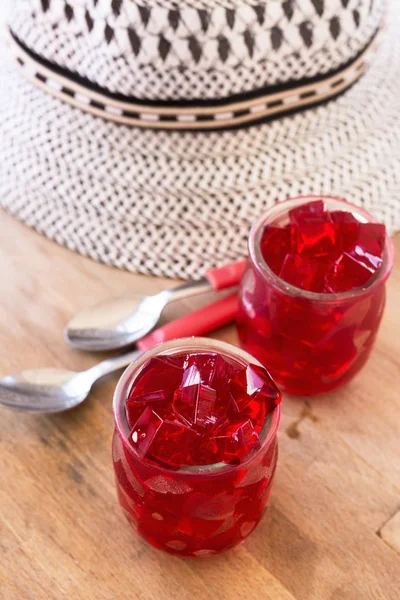 Piros zselé, vágjuk kocka, belül két pohár, az üveg — Stock Fotó