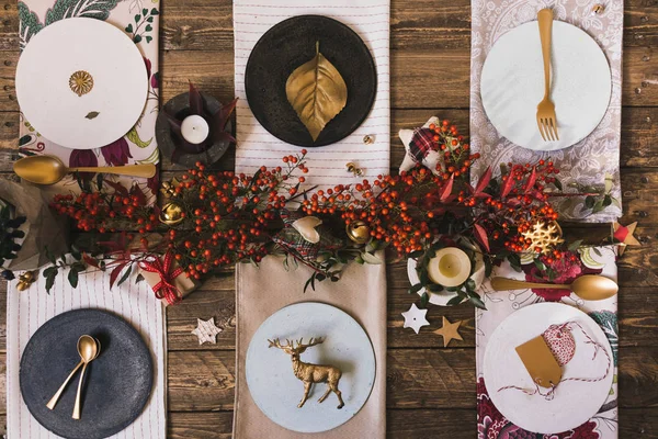 Vacanza Posto oro impostazione, divertente tavola di Natale con ornamenti — Foto Stock