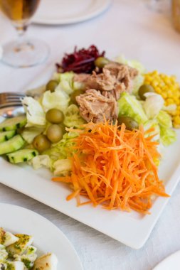 Restaur üzerinde çeşitli, taze sebze ve lezzetli ton balıklı salata