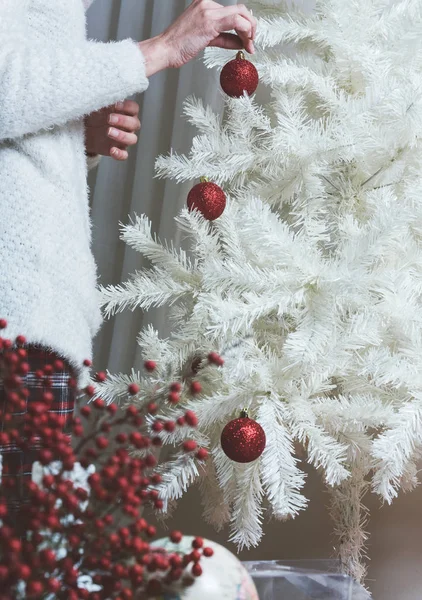 特写照片的年轻女子装饰白色的圣诞树在 — 图库照片