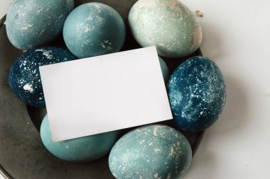 mavi boyalı yumurta Paskalya boş tebrik kartı