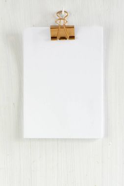 Beyaz ahşap zemin üzerinde boş Pano 