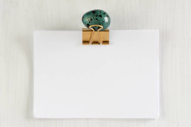 Boş panosuna mavi Paskalya yortusu yumurta