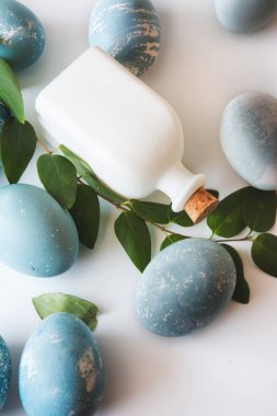 Mavi Paskalya yumurta, yeşil yaprakları, vertic çelenk ile dekore