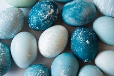 mavi boya boyalı Paskalya yumurtaları 