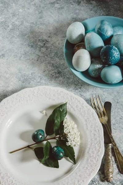 Huevos de Pascua teñidos naturalmente, en la mesa — Foto de Stock