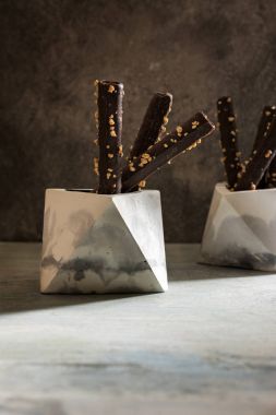 Badem, geometrik kase ile Çikolatalı rulo gofret