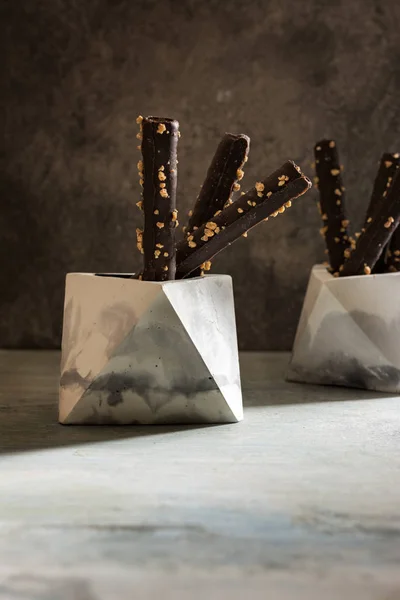 Wafer choklad rullar med mandel, i geometriska skål — Stockfoto