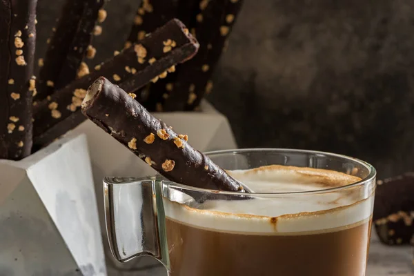 Cappuccino och wafer choklad rullar med mandel, på sten maträtt — Stockfoto