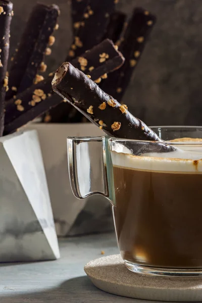 Cappuccino och wafer choklad rullar med mandel, på sten maträtt — Stockfoto