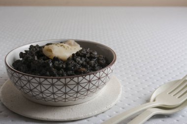 Siyah mürekkep balığı, üzerinde siyah çimento yemek pilav 
