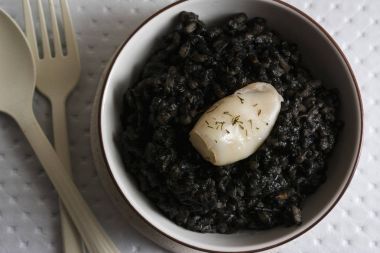 Siyah mürekkep balığı, üzerinde siyah çimento yemek pilav 