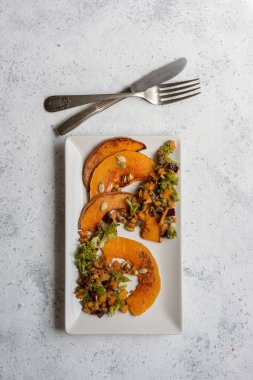 Fırında kabak, brokoli ve çeşitli sebzeler ile dilimlenmiş