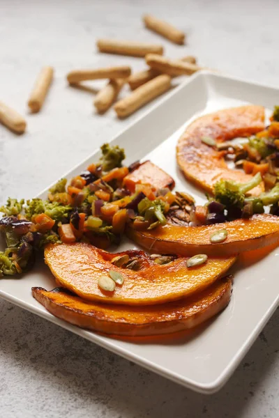 Sliced baked pumpkin, with broccoli and assorted vegetables — Stock Photo, Image