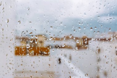Pencere arka planı, çok yağmur damlaları ile cityscape spot renkli. Yaz fırtınası