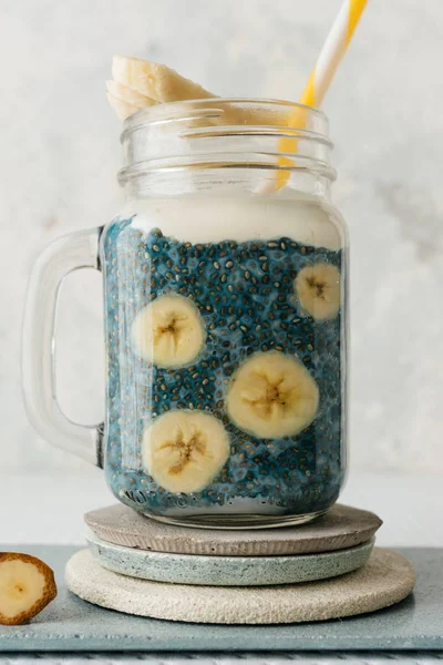 Batido de chía, con platanos frescos y coco y arándanos — Foto de Stock