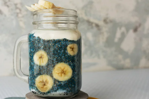 Batido de chía, con platanos frescos y coco y arándanos — Foto de Stock