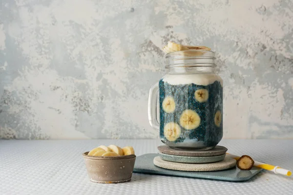 Chia smoothie, s čerstvým platanos a kokosu a borůvky m — Stock fotografie