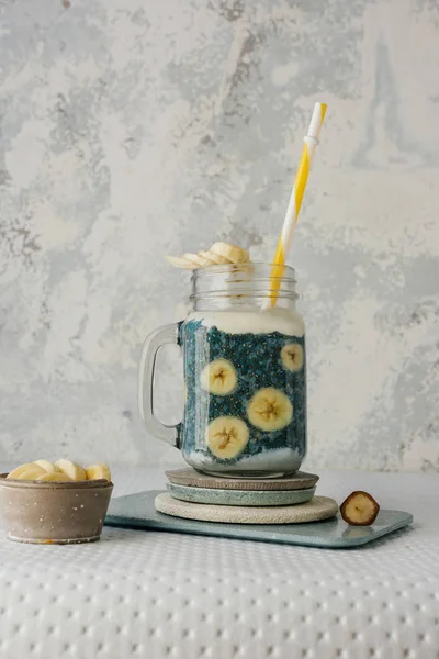 Batido de chía, con platanos frescos y coco y arándanos — Foto de Stock