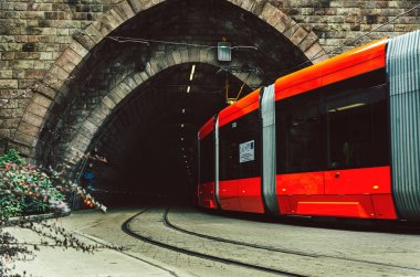Bratislava, Slovakya - 2 Ekim 2016: Kırmızı şehir tramvay sürücülerden castle hill altında tünel. Tarihsel Bratislava kask.