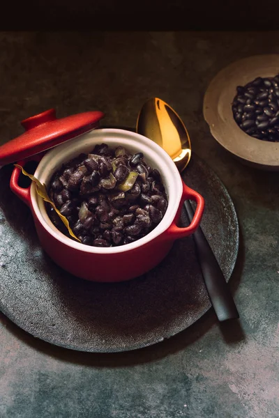 Stufato Fagioli Neri Verdure Casseruola Ceramica Rossa — Foto Stock