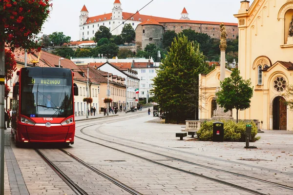 Bratislava Eslovaquia Septiembre 2016 Tranvía Moderno Centro Histórico Vista Del — Foto de Stock