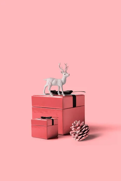 Christmas gift box with a white reindeer on pastel background, m — Stock Photo, Image