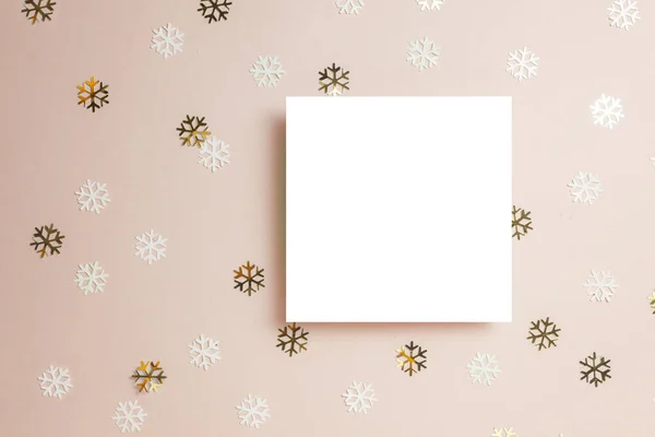 Tarjeta blanca con estrellas doradas confeti sobre fondo rosa — Foto de Stock