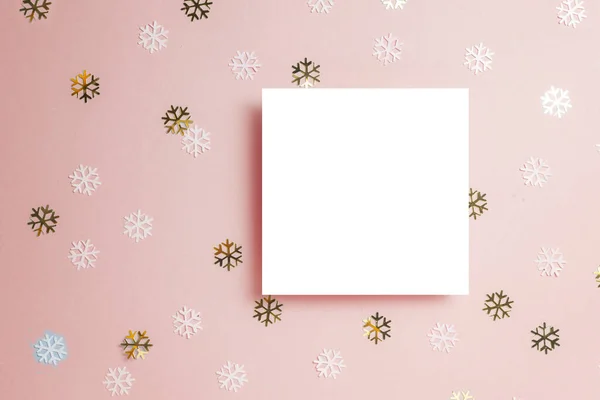 Carte de vœux blanche avec confettis étoiles dorées sur fond rose — Photo