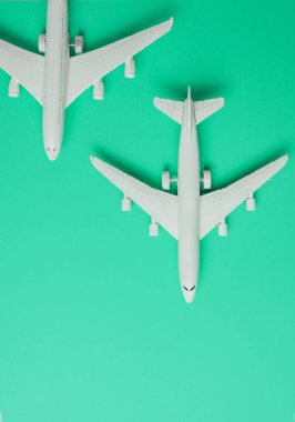 Pastel renkli arka planda iki jet uçağı. Seyahat 