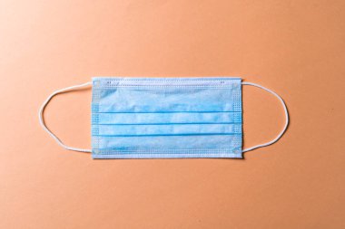 Kauçuk kulaklıklı tek kullanımlık cerrahi maske. Ağız ve burnu örtmek için tipik 3 katlı cerrahi maske. Bakterilerin prosedür maskesi. Sağlık ve tıbbi konsept. Kimse.
