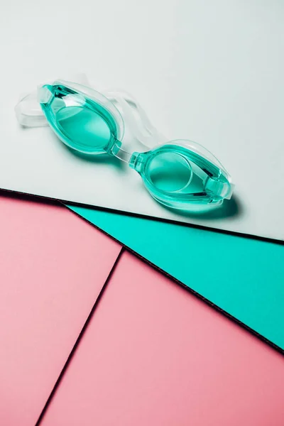 Gafas Natación Turquesa Con Correa Goma Sobre Fondo Geométrico Pastel —  Fotos de Stock