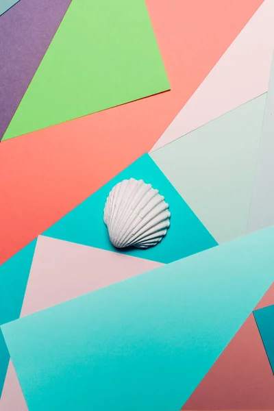 幾何学的なカラフルな抽象的な背景 夏時間の概念上の白い貝殻 — ストック写真
