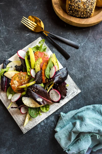 Deliziosa Insalata Pomodoro Lattuga Guacamole Con Mela Verde Ravanello Decorato — Foto Stock