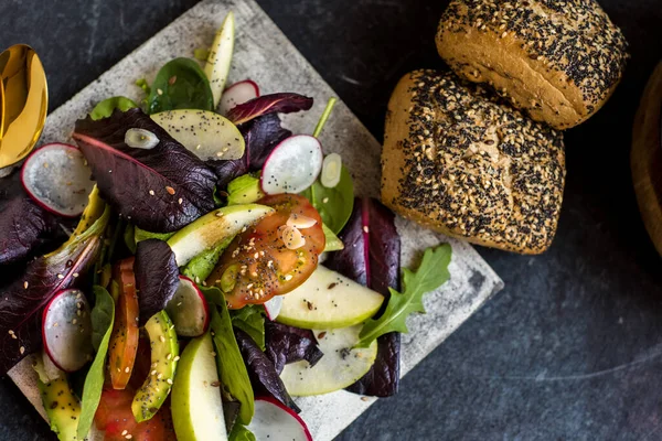 Läcker Tomat Och Guacamole Sallad Med Grönt Äpple Och Rädisa — Stockfoto