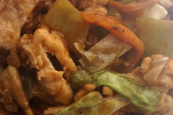 Kinesisk mat. Kyckling med valnötter och grönsaker — Stockfoto