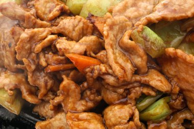 Çin yemeği. Kızarmış tavuk güveç sebze ile