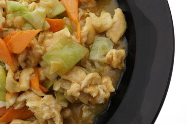 Çin yemeği. Tavuk köri ve sebze ile