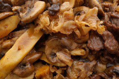 Siyah ve beyaz mantar ve bambu sürgünleri ile Dana