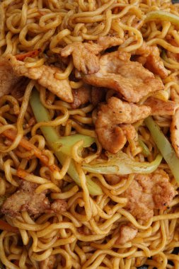 Çin yemeği. Tavuk biftek ve Dana ile erişte