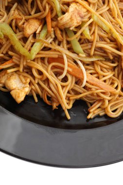 Çin yemeği. Spagetti tavuk ve sebze ile