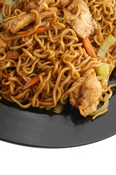 Comida chinesa. Macarrão com frango e legumes — Fotografia de Stock