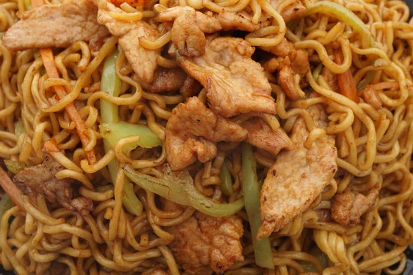 Kínai élelmiszer. Tészta csirke, sertés, borjú — Stock Fotó