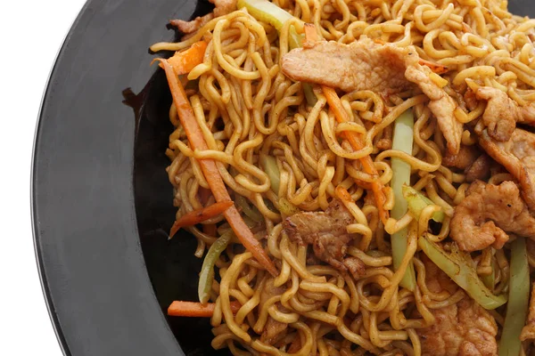 Comida china. Fideos con cerdo de pollo y ternera — Foto de Stock