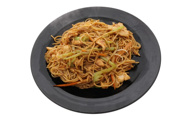 Chinesisches Essen. Spaghetti mit Huhn und Gemüse — Stockfoto