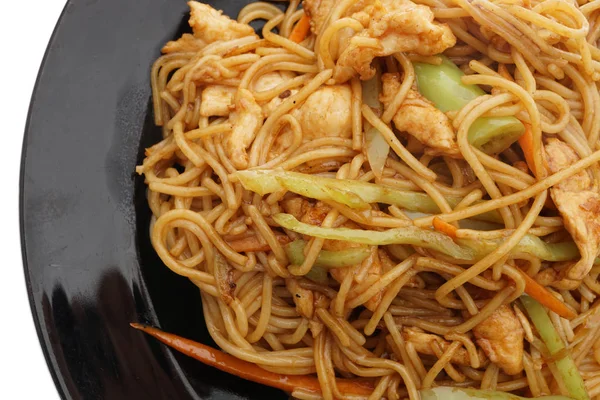 Comida chinesa. Espaguete com frango e legumes — Fotografia de Stock