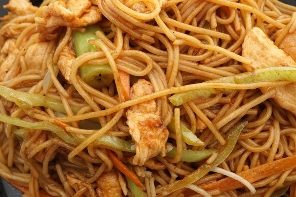 Kínai élelmiszer. Spagetti, zöldség, és az csirke — Stock Fotó