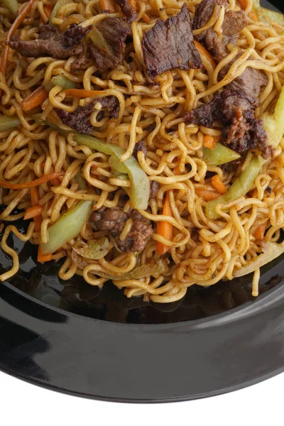 Comida china. Fideos con ternera y verduras — Foto de Stock