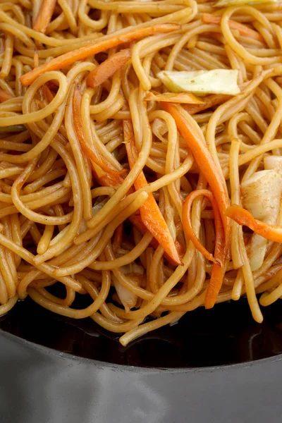 Kinesisk mat. Spaghetti med grönsaker — Stockfoto