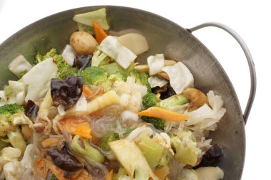 Çin yemeği. Kızarmış sebze bezelye noodles ile